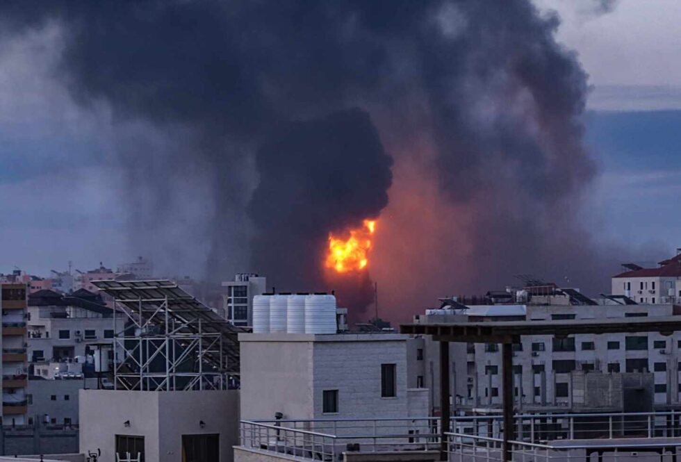 El humo y las llamas se elevan después de un ataque aéreo israelí en la ciudad de Gaza