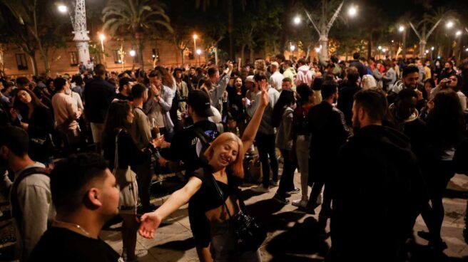 Fiesta en Barcelona al terminar el estado de alarma. Fiesta en Barcelona al terminar el estado de alarma.