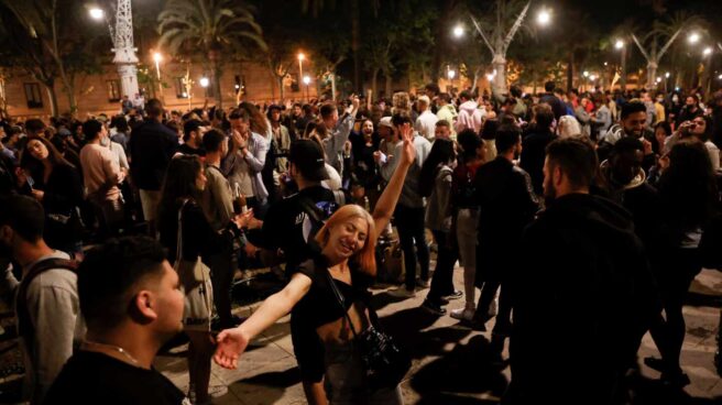 Fiesta en Barcelona al terminar el estado de alarma.