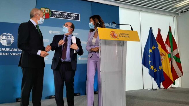 El ministro de Política Territorial, Miquel Iceta, junto a los consejeros del Gobierno vasco, Josu Erkoreka y Olatz Garamendi.