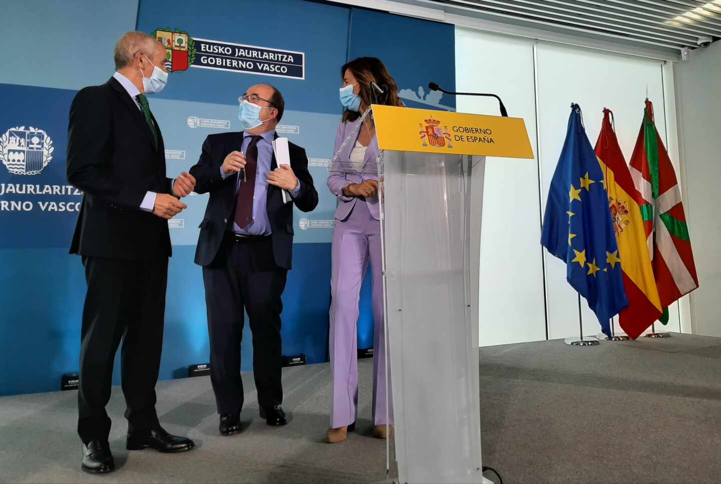 El ministro de Política Territorial, Miquel Iceta, junto a los consejeros del Gobierno vasco, Josu Erkoreka y Olatz Garamendi.