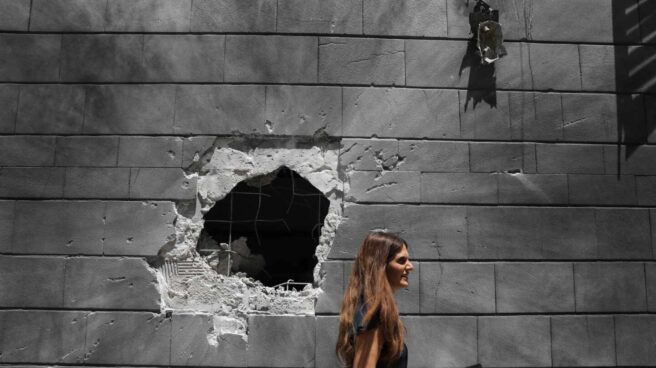 Un agujero porr el impacto de un proyectil en la ciudad israelí de Ashkelon