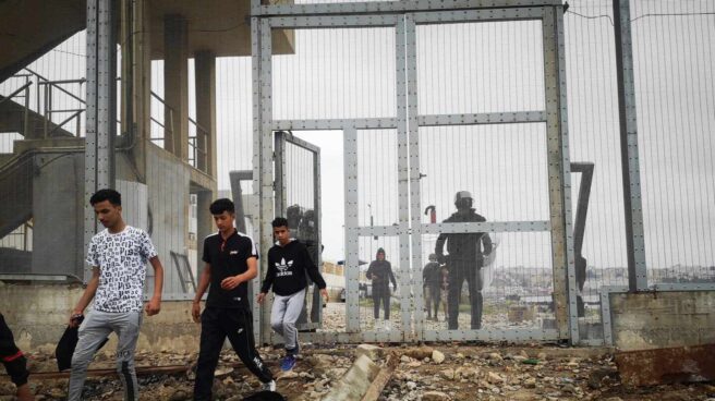 Un grupo de inmigrantes son devueltos a Marruecos por las autoridades españolas en la frontera entre Ceuta y Fnideq (Castilejos) Un grupo de inmigrantes son devueltos a Marruecos por las autoridades españolas en la frontera entre Ceuta y Fnideq (Castilejos)