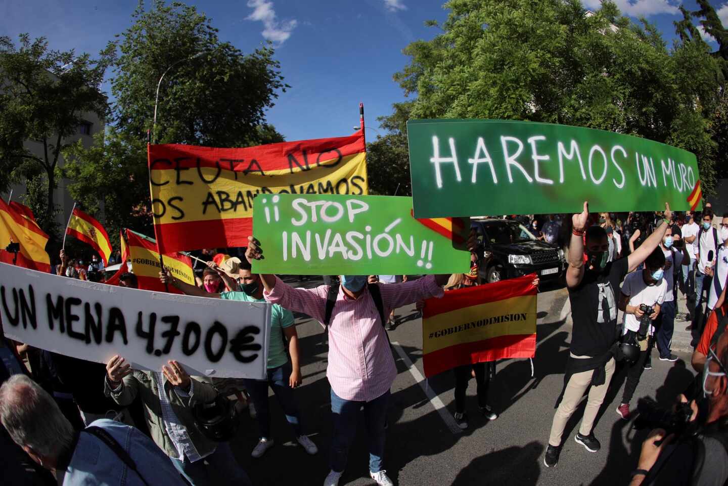 Varias personas participan en una concentración frente a la Embajada de Marruecos en Madrid