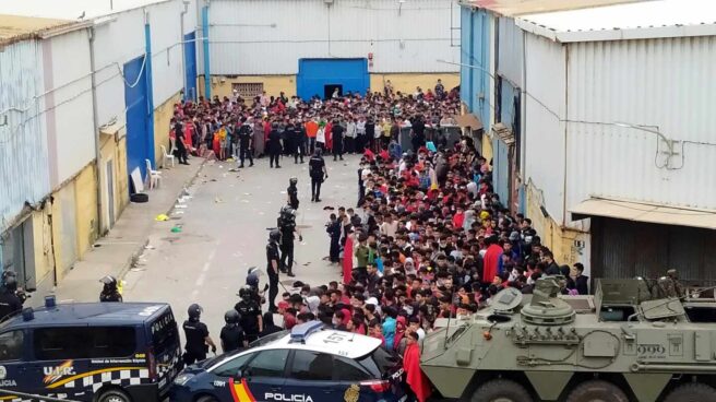 La policía Nacional y el Ejército de Tierra vigila a cientos de inmigrantes tras su llegada a Ceuta