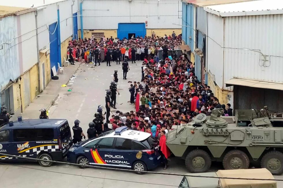 La policía Nacional y el Ejército de Tierra vigila a cientos de inmigrantes tras su llegada a Ceuta