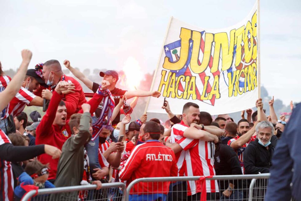 La afición del Atlético de Madrid celebra junto al estadio José Zorrilla el título de Liga