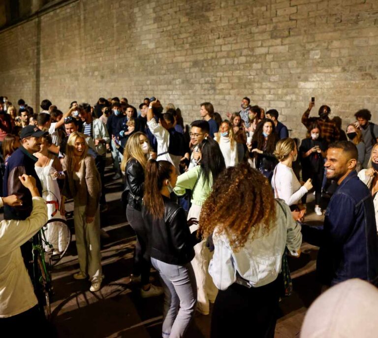 El fin del estado de alarma llena las calles españolas de fiesta