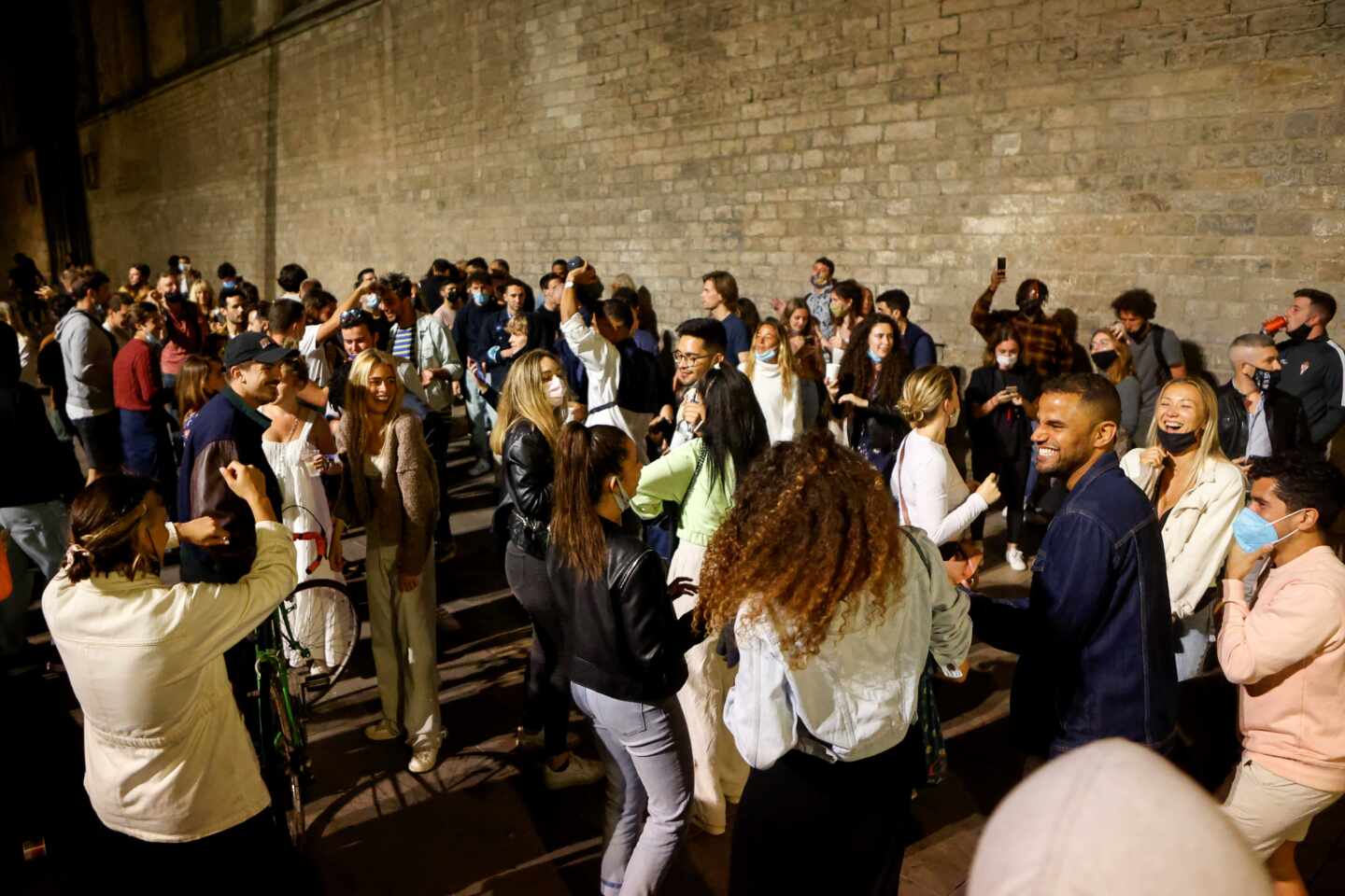 Jóvenes bailando en el Fossar de les Moreres en Barcelona.