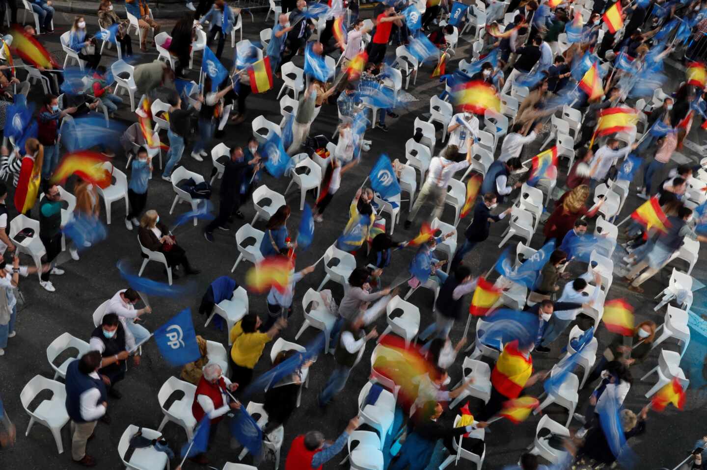 Seguidores del PP en los exteriores de la sede popular en la calle Génova