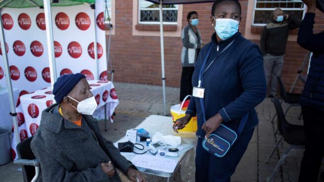 Una mujer se prepara para recibir la vacuna frente al Covid en la capital de Sudáfrica.