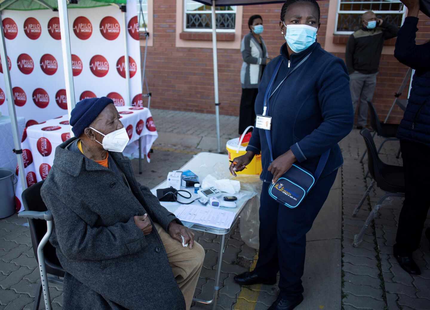 Una mujer se prepara para recibir la vacuna frente al Covid en la capital de Sudáfrica.