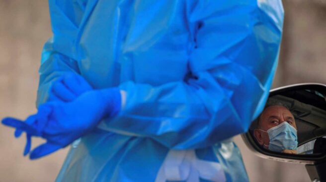 Personal sanitario realiza pruebas PCR.