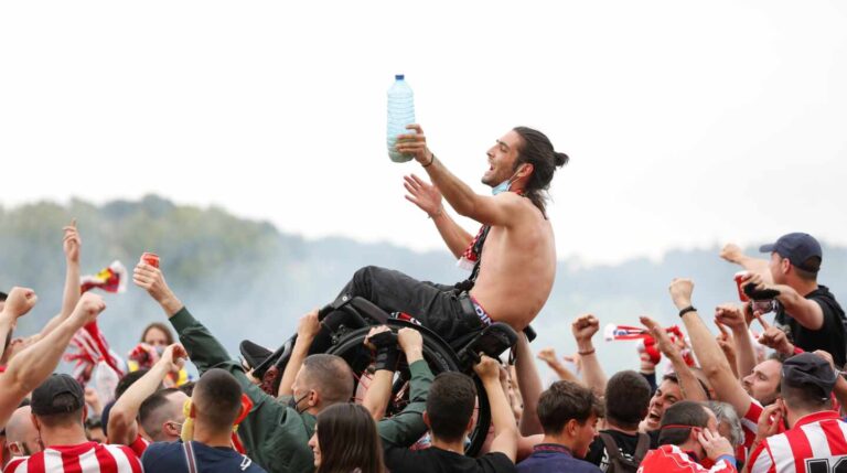 La afición del Atlético de Madrid celebra el título de Liga hoy sábado en la madrileña plaza de Neptuno