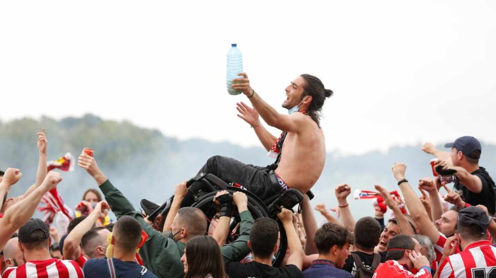 La afición del Atlético de Madrid celebra el título de Liga hoy sábado en la madrileña plaza de Neptuno