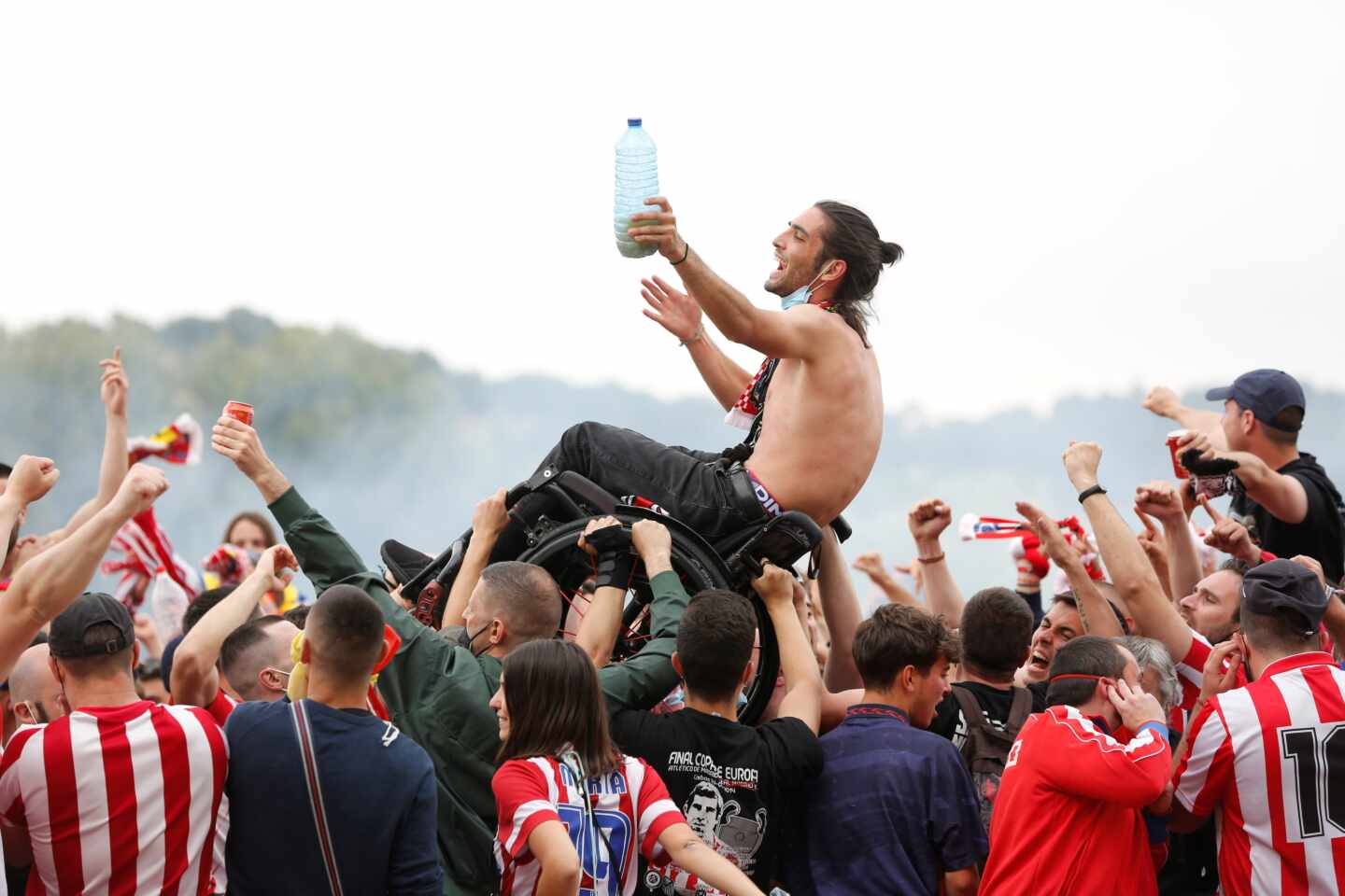 La afición del Atlético de Madrid celebra el título de Liga hoy sábado en la madrileña plaza de Neptuno