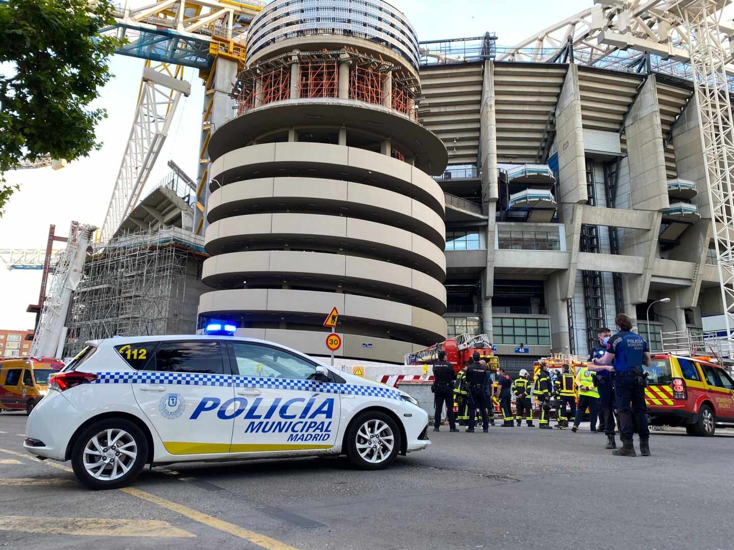 Sofocado un pequeño incendio en el Bernabéu que provocó una columna de humo