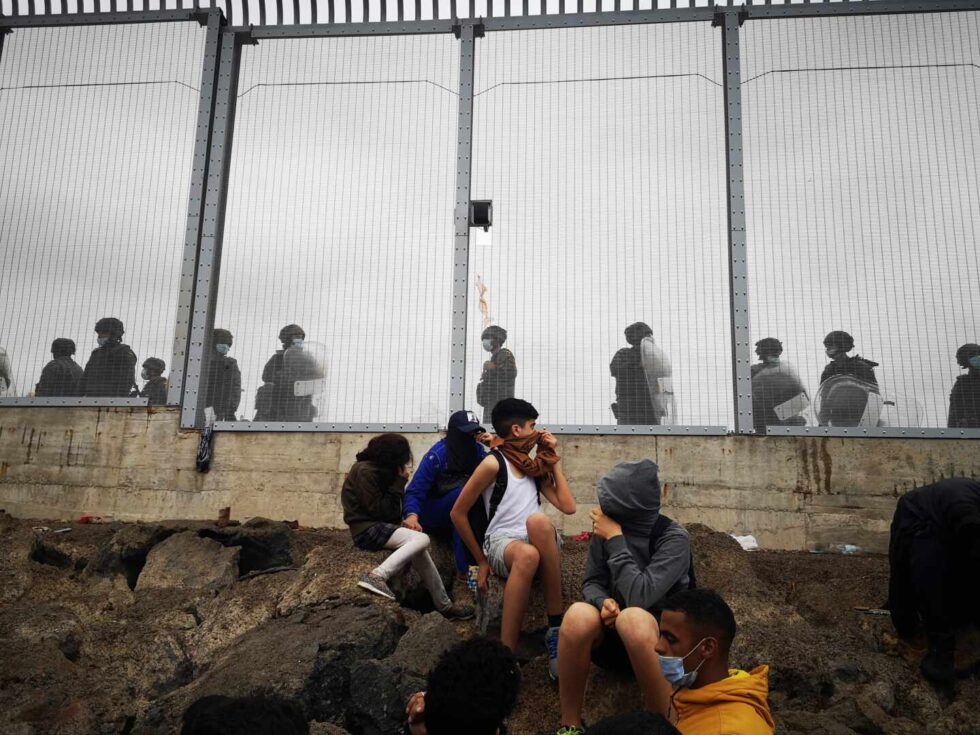 Miembros de la policía Nacional vigilan la verja que separa Ceuta de la localidad de Fnideq (Castillejos)