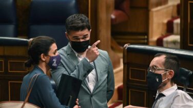 Rufián usa el debate de la 'ley trans' para hacer burla de las creencias de los católicos