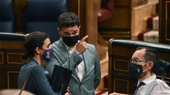 Rufián habla con Montero y Echenique en el Congreso. Rufián habla con Montero y Echenique en el Congreso.