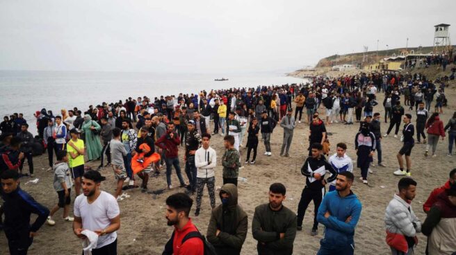 Cientos de personas esperan en Marruecos para cruzar a Ceuta.