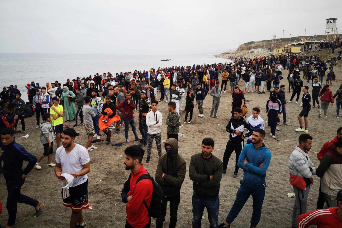 Cientos de personas esperan en Marruecos para cruzar a Ceuta.
