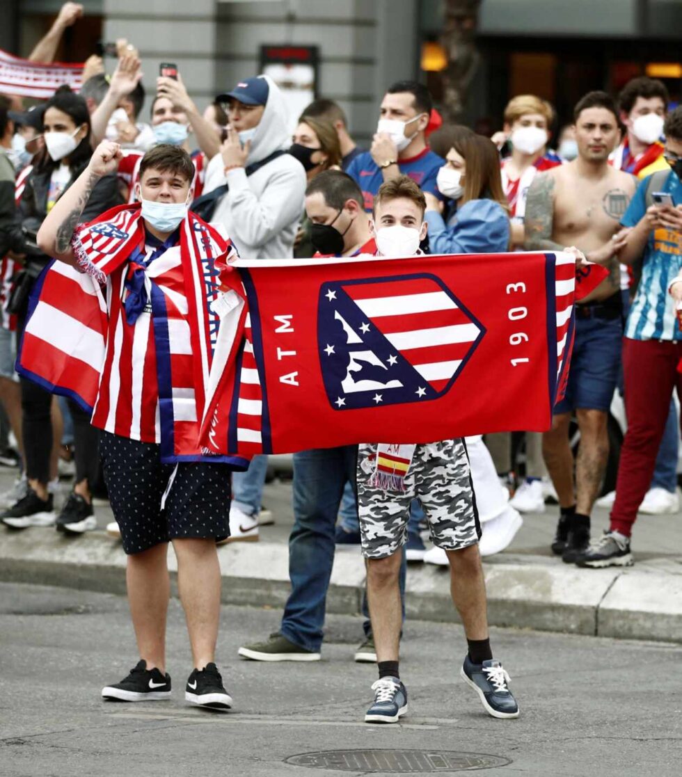 La afición del Atlético de Madrid celebra el título de Liga hoy sábado en la madrileña plaza de Neptuno