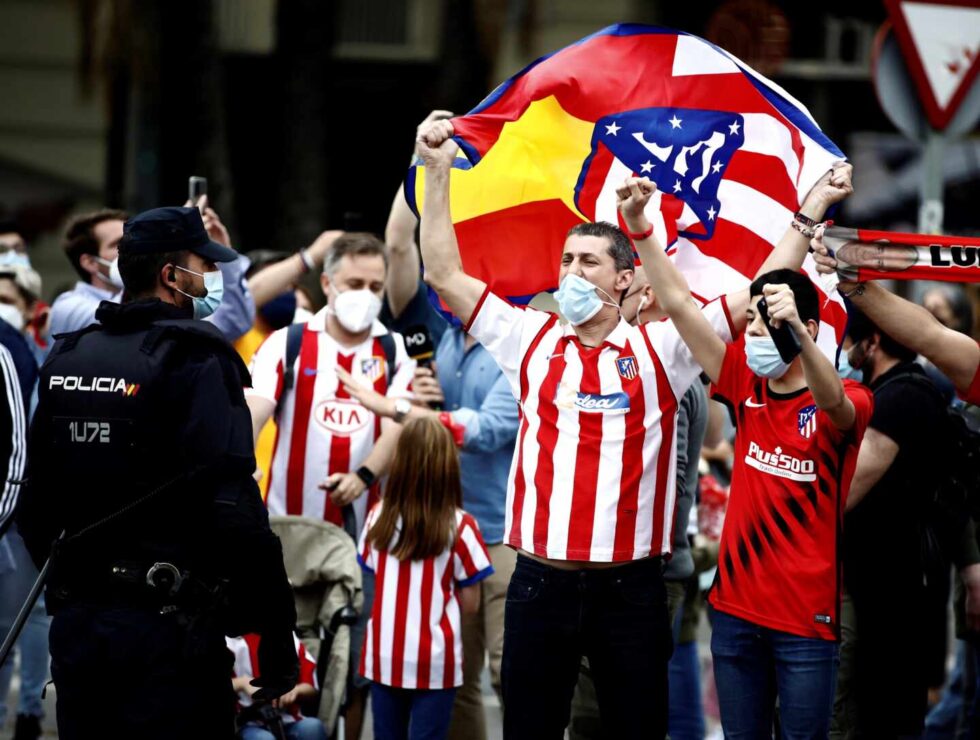 La afición del Atlético de Madrid celebra el título de Liga hoy sábado en la madrileña plaza de Neptuno