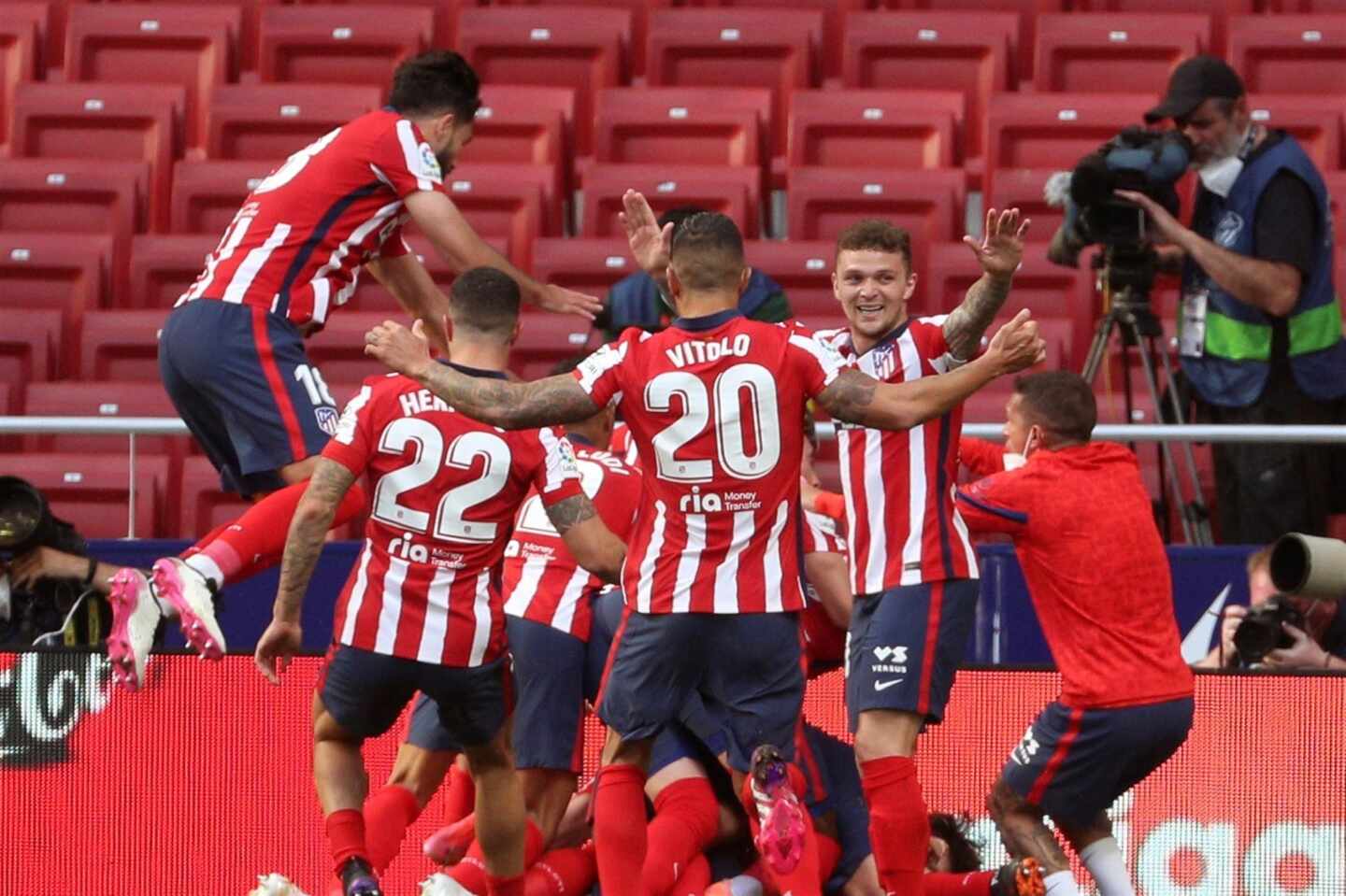 Los jugadores del Atlético de Madrid celebran el gol de Luis Suárez ante Osasuna