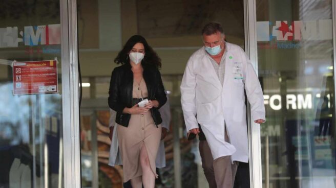 La presidenta madrileña en funciones, Isabel Díaz Ayuso (i), abandona el hospital Ramón y Cajal de Madrid, después de visitar este jueves al candidato del PSOE a la Comunidad de Madrid en las pasadas elecciones autonómicas, Ángel Gabilondo