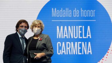 Almeida se deshace en halagos hacia Manuela Carmena:  "Su compromiso con Madrid es completamente innegable"