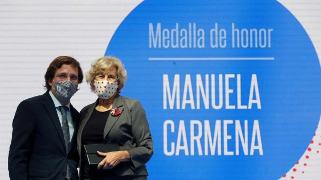 Almeida junto a Manuela Carmena