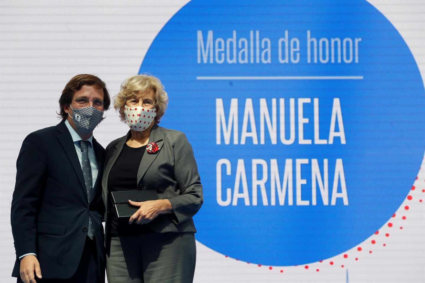 Almeida junto a Manuela Carmena