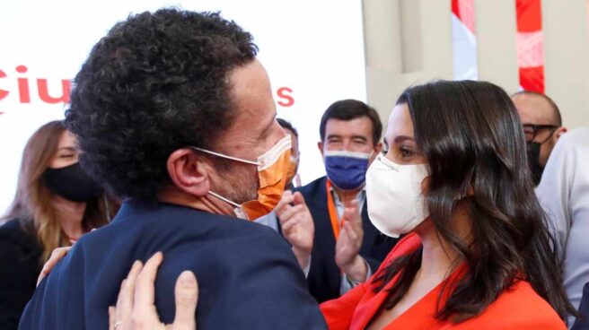 El candidato de Ciudadanos a la presidencia de la Comunidad de Madrid, Edmundo Bal, saluda a la presidenta del partido, Inés Arrimadas El candidato de Ciudadanos a la presidencia de la Comunidad de Madrid, Edmundo Bal, saluda a la presidenta del partido, Inés Arrimadas
