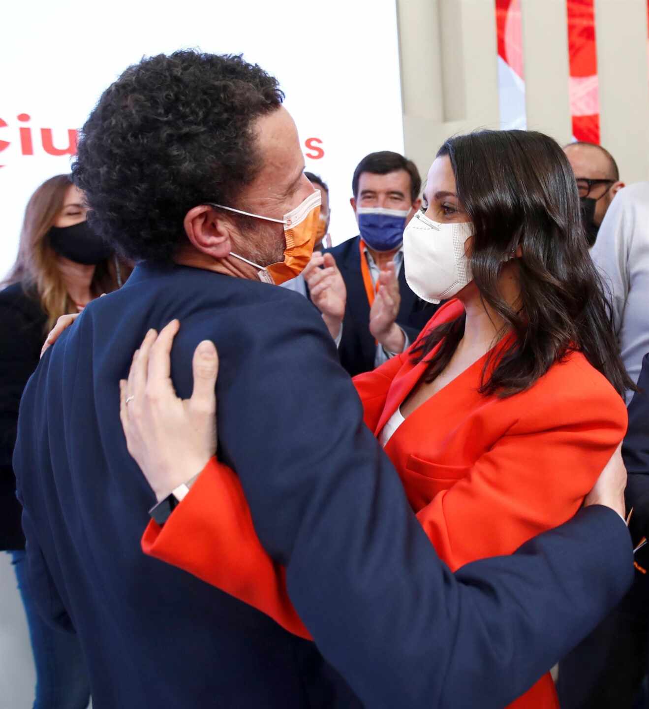 El candidato de Ciudadanos a la presidencia de la Comunidad de Madrid, Edmundo Bal, saluda a la presidenta del partido, Inés Arrimadas