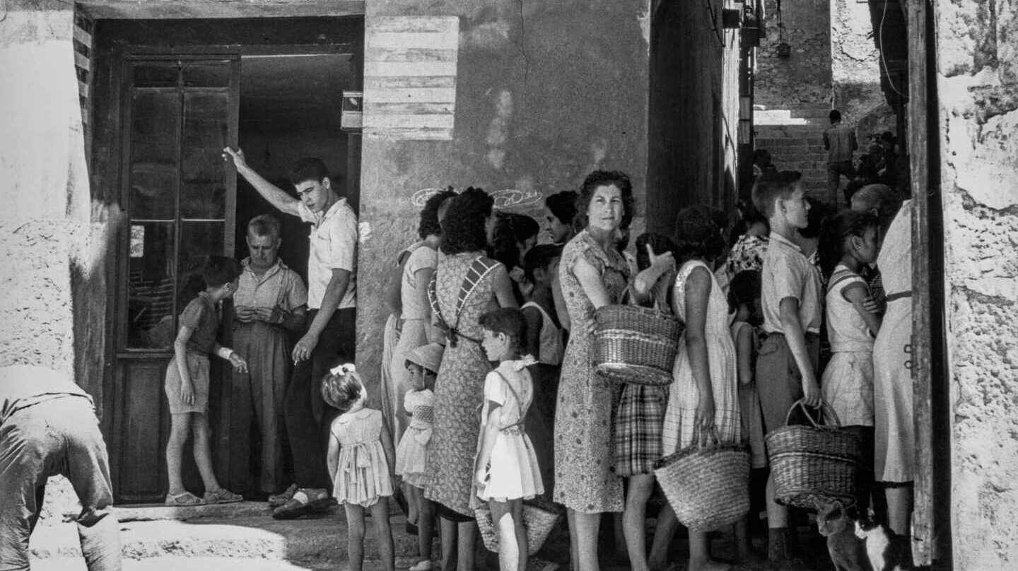 Cola en el barrio Roig 1958- Alicante