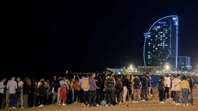 Jóvenes en la playa de La Barceloneta.