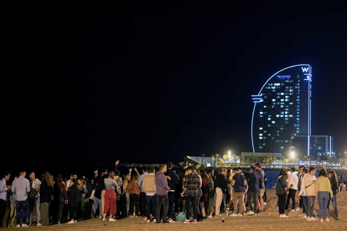 Jóvenes en la playa de La Barceloneta.