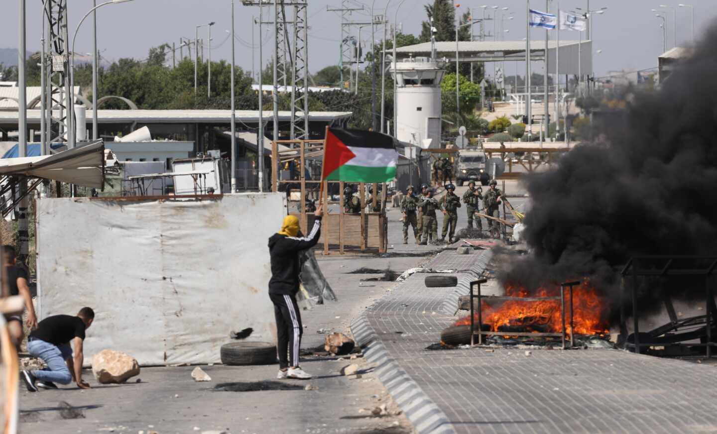 Los palestinos protestan frente a las tropas israelíes tras varios días de ataques