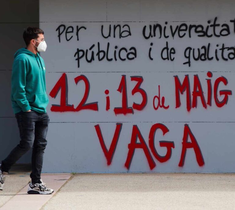 Amanecen bloqueados y con pintadas los accesos a la mayoría de las universidades catalanas