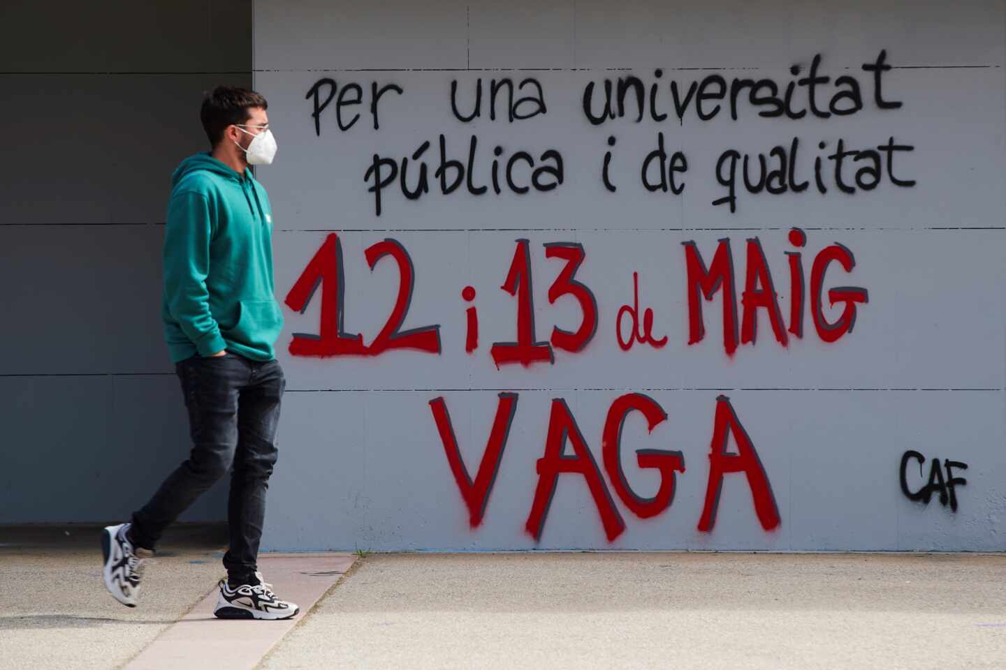 Amanecen bloqueados y con pintadas los accesos a la mayoría de las universidades catalanas