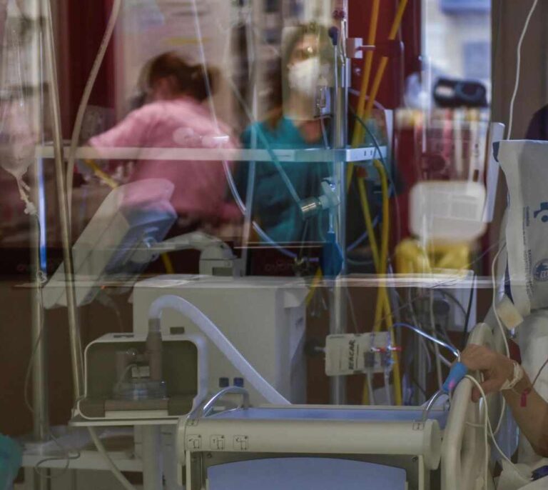 La incidencia sube 58 puntos y España suma 49.802 nuevos casos