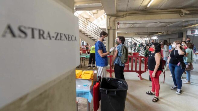 Un enfermero pone la segunda dosis de la vacuna AstraZéneca a un hombre en el estadio murciano de Nueva Condomina. Un enfermero pone la segunda dosis de la vacuna AstraZéneca a un hombre en el estadio murciano de Nueva Condomina.