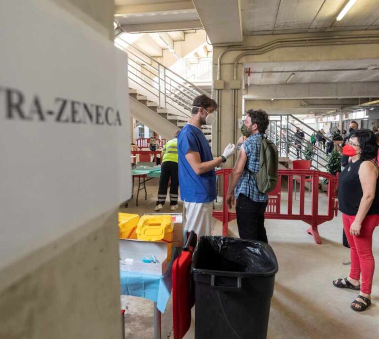 España registra 9.732 casos y 48 muertes, y la incidencia baja a 121