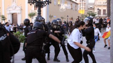 Decenas de personas protestan contra Abascal en Ceuta tras prohibir el Gobierno el acto de Vox