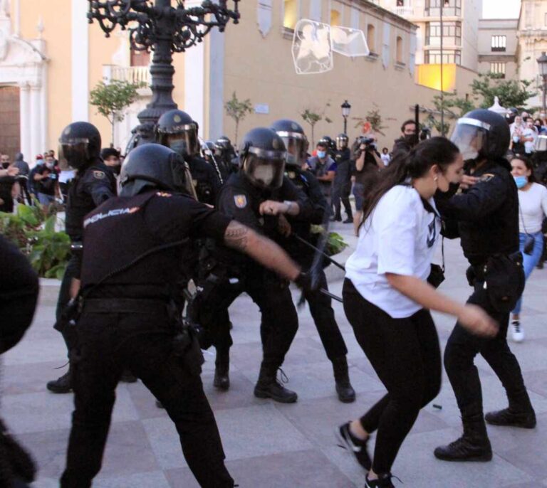 Decenas de personas protestan contra Abascal en Ceuta tras prohibir el Gobierno el acto de Vox