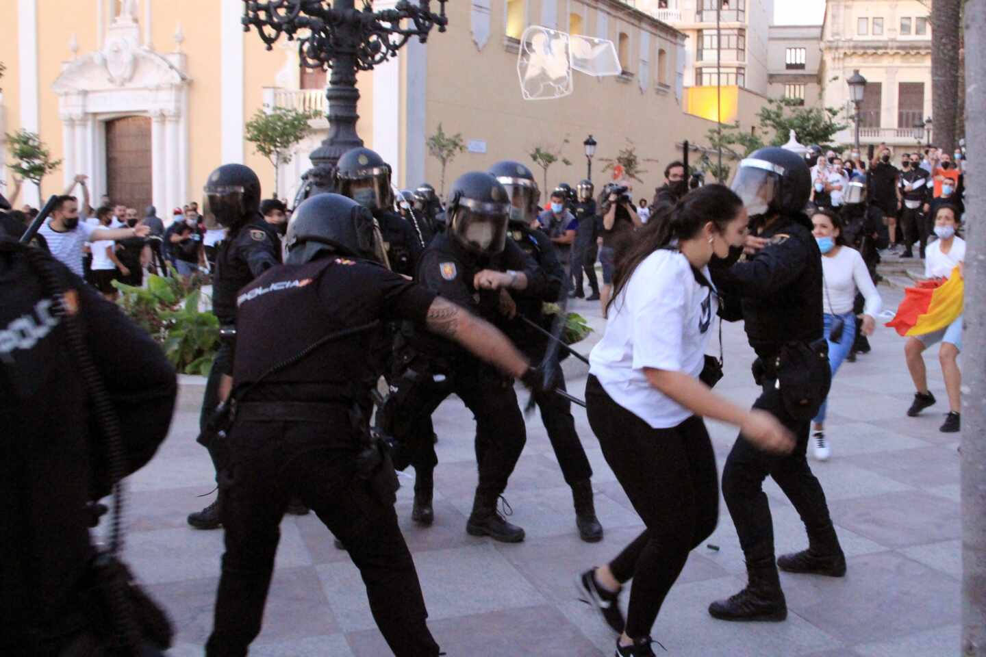 La Policía carga contra los manifestantes en Ceuta.