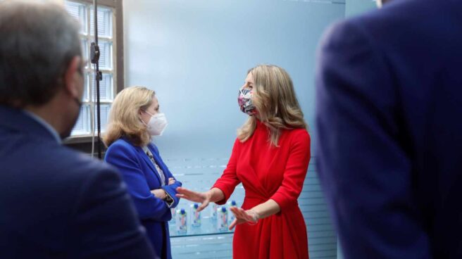 Los fondos europeos son una oportunidad para crear empleo La vicepresidenta segunda, Nadia Calviño, charla con la vicepresidenta tercera, Yolanda Díaz.