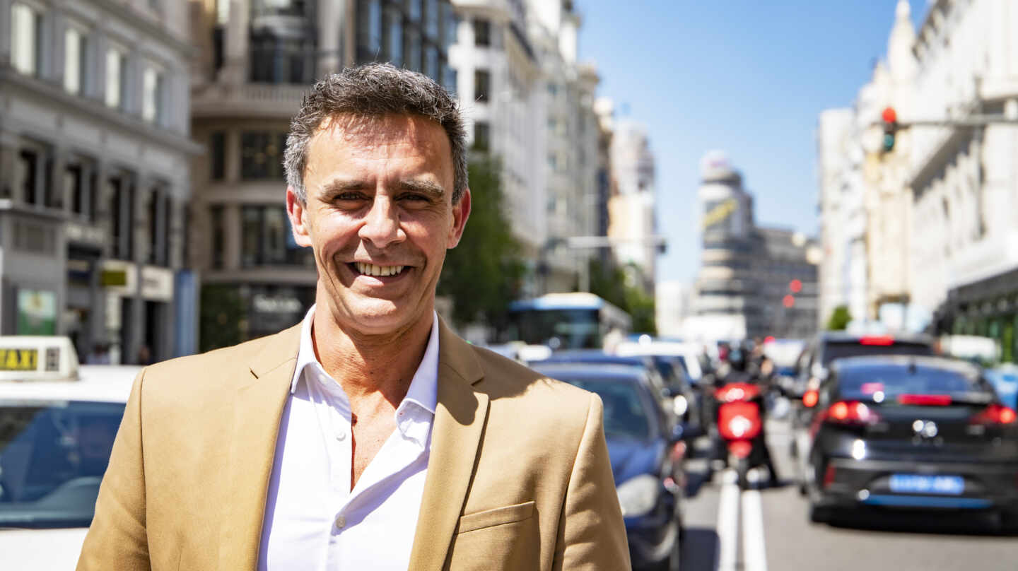 Alonso Caparrós, que presenta el libro 'Un trozo de cielo azul', posa para El Independiente en la Gran Vía de Madrid