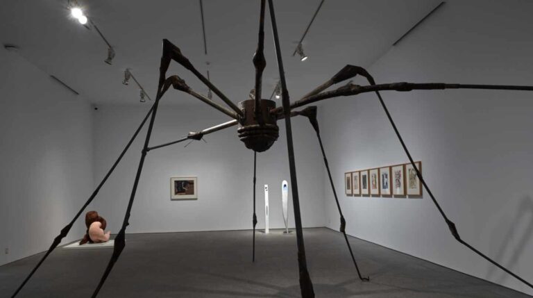 'Araña', de Louise Bourgeois. Al fondo, 'Abrazo', de Dorothea Tanning